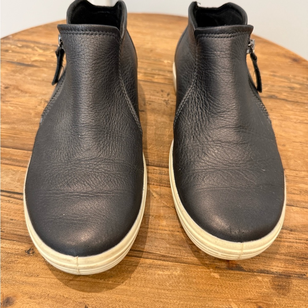 Ecco Soft 7 Low Cut Zip Bootie